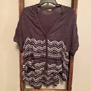 En Creme hi-low short sleeve button down blouse size L